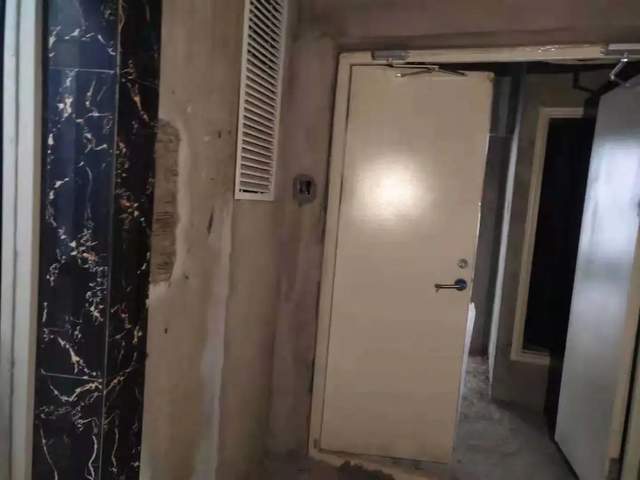 电梯困住了我们，谁来打开那道门？