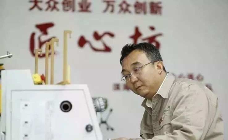 聘任向平,在平凡的坐标上,刻写不凡的时代刻度 聘任向平,在平凡的坐标上,刻写不凡的时代刻度