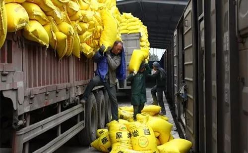 尿素崩了，崩开的是一代人的集体记忆与乡土密码