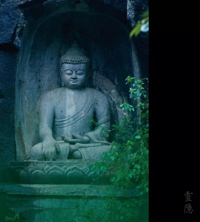 世间有一个字，笔画寥寥，却比沧海更深，比苍穹更广。它是夜幕上散落的星，是恒河里数不尽的沙，是青灯古佛前绵延千年的诵声，也是一个人心底，瞬间涌起的温柔与苍凉