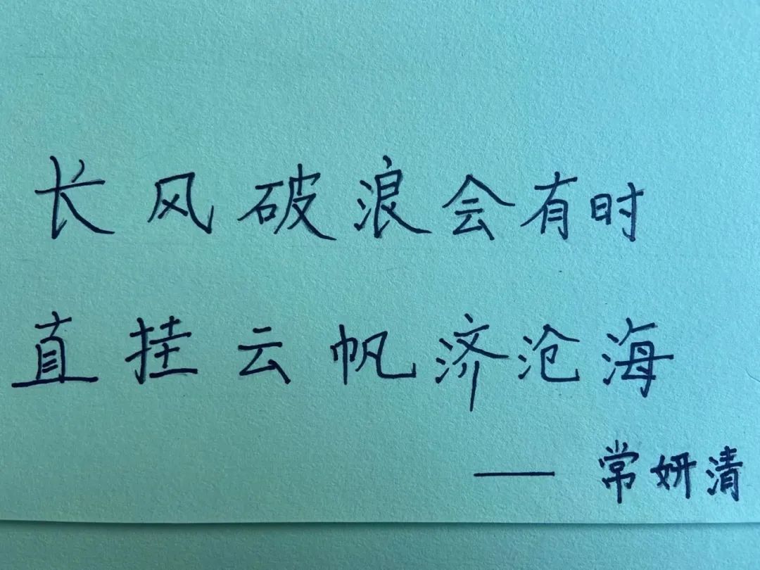 我们常常用度日来形容时间的流逝，却忘了度字本身带有一种庄重的仪式感。度日，不是捱过，而是度过—是像古人那样，用身心去丈量每一寸光与影的位移