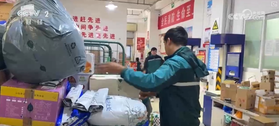 快递业务刷新纪录，流动中国里的经济筋脉与韧性脉搏