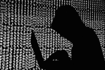 当真相被污染，数据失真时代的生存警报