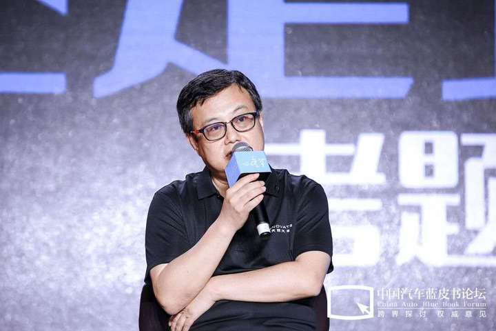 六十五岁名誉董事长跑完全马，这张偷拍照为何刷屏了朋友圈