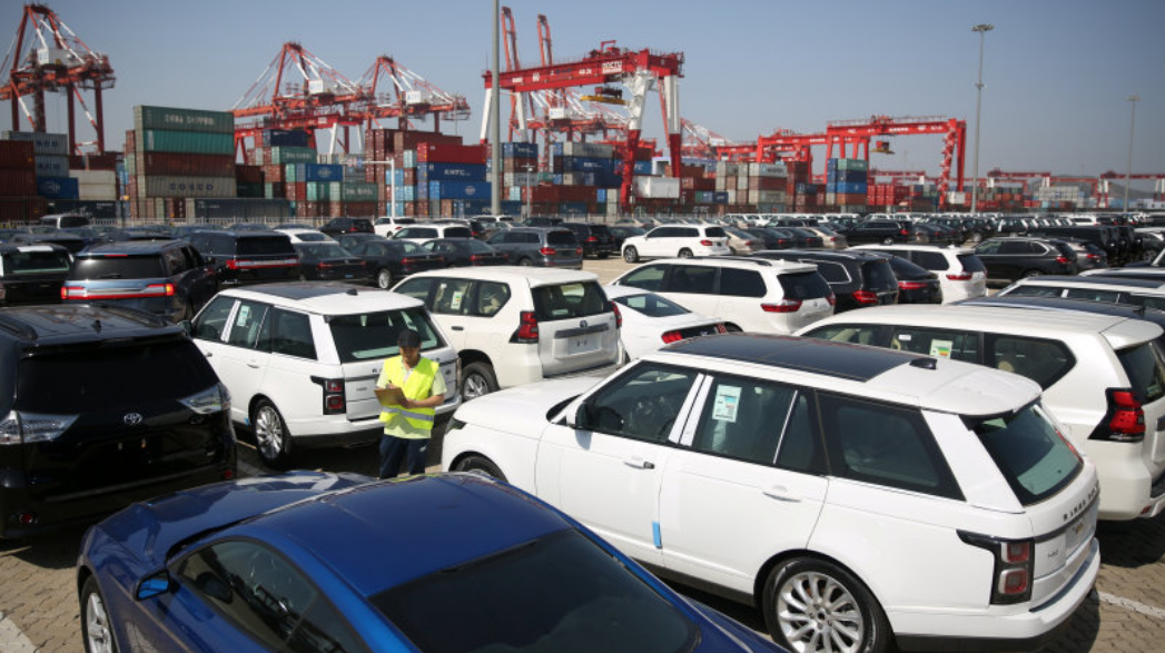 25%关税今夜生效，一辆驶向孤岛的美国汽车