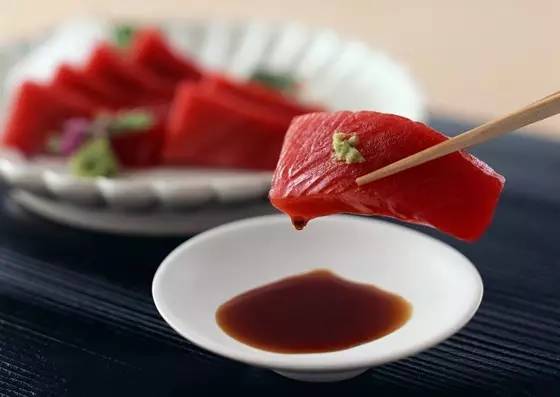 大生肉一块！餐桌上的血色惊魂与餐厅的十万火急