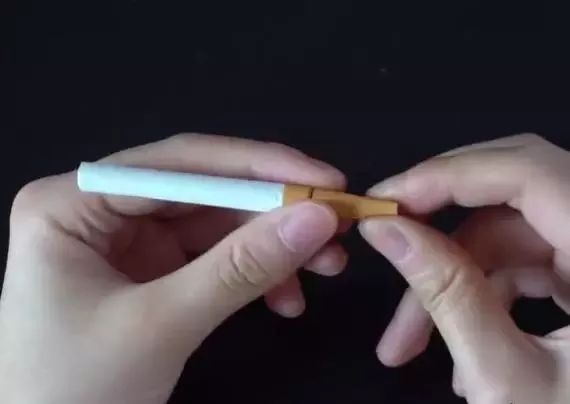 这盒烟，是拆开过的。里面整整齐齐地躺着十九枝