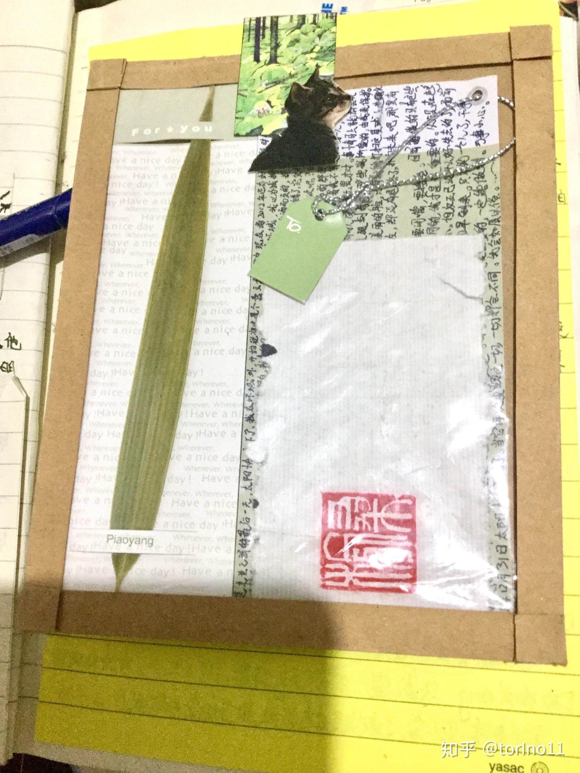 我书桌的玻璃板下，压着一张泛黄的便签，上面只有一道孤零零的竖线，像一道刻在时间里的划痕，深可见骨。那是我刚上小学时，父亲教我认的第一个标点符号