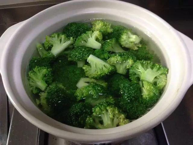 那天傍晚，菜市场快要收摊了。我在一个老奶奶的菜摊前停下，想买一把青菜。她动作很慢，手指关节粗大，像老树的根。我等着，看她一点点把菜上的黄叶摘掉，然后用一根稻草绳仔细捆好