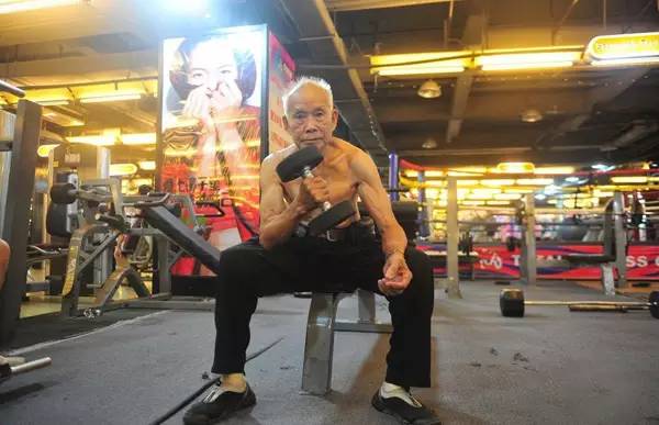 75岁董事长赤膊秀肌肉，真正的硬核，从来与年龄无关
