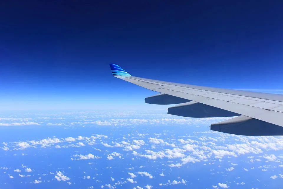 纽瓦克夜间再度失聪，空中交通管制员与飞机失去联系，安全隐患引发深层忧虑