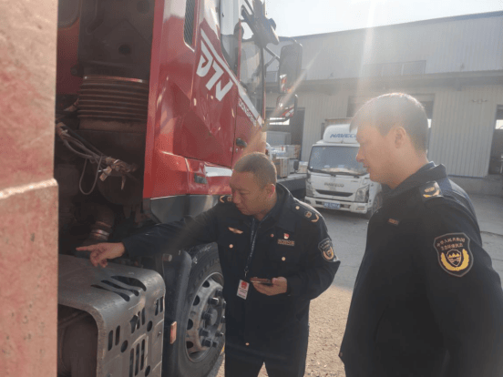 给重型货车戴上紧箍，排放监管为何是大气治理的主战场