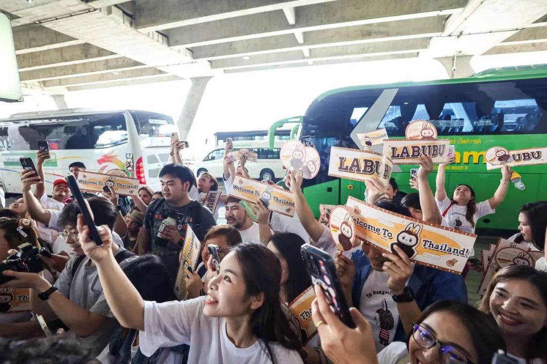 当银行开始送LABUBU，这届年轻人在柜台前排队了