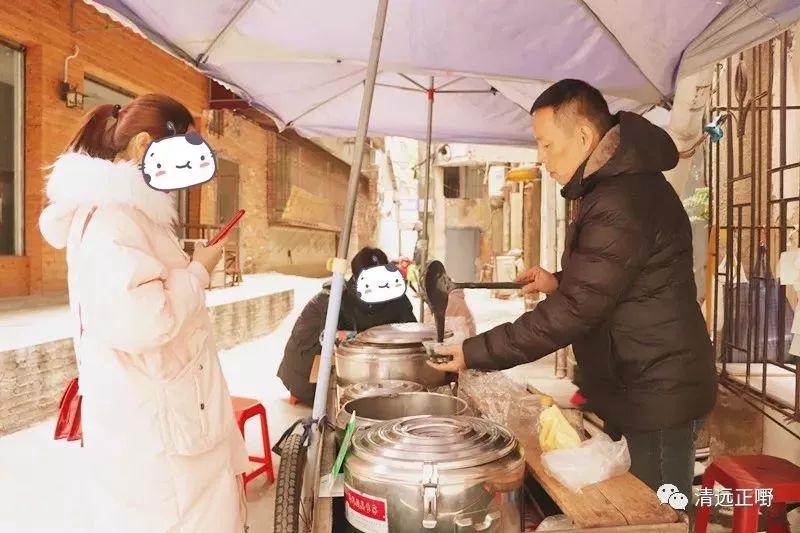 巷子深处那家糖水铺，是阿婆守了一辈子的。我常去，穿过湿漉漉的青石板路，远远便望见那盏昏黄的灯，像一颗被遗忘在时光里的琥珀。推门进去，竹椅吱呀，墙上挂着的黑板总是那几个字，红豆沙、芝麻糊、杏仁露