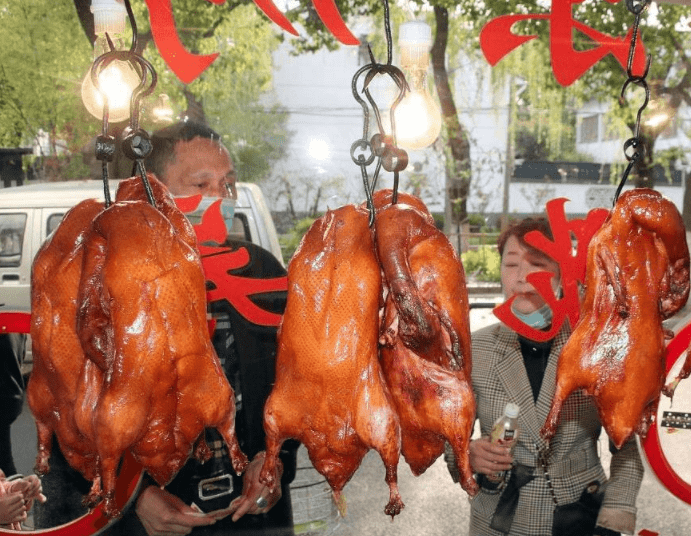 当烤鸭误入烧鹅店,广东人坐不住了 当烤鸭误入烧鹅店,广东人坐不住了