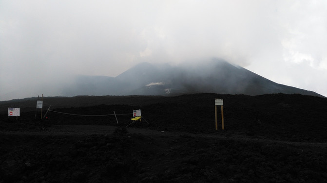 纽币在火山口上跳舞