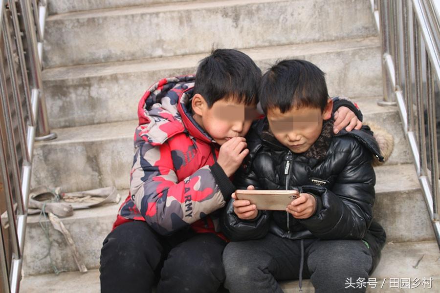 被手机绑架的独居老人