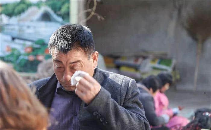在时代的十字路口，一家银行的慢与快